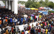 Xếp hàng dài 2km mua vé xem bóng chuyền