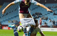 Pha sút bóng khi bị... tụt quần của tiền đạo Aston Villa