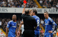 Mike Dean 'gây bão' với thẻ đỏ tranh cãi cho Torres