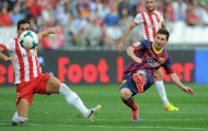 Marc Bartra che mờ bóng Messi