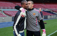 Abidal dang rộng vòng tay đón Valdes tới Monaco