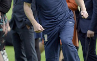 Hoàng tử William đi giày cũ của Rooney