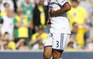“Bay đêm” với Andy Carroll, Ashley Cole dính chấn thương