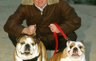 Redknapp mang… chó ra dọa cầu thủ ký hợp đồng