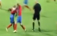 Video: 'Huynh đệ tương tàn' ngay trước mặt trọng tài trong trận đấu tại Litva