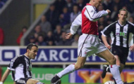 Video: Tài năng bóng đá nhí tái hiện siêu phẩm của Dennis Bergkamp vào lưới Newcastle