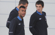 Ashley Cole vắng mặt trận Ba Lan, Baines hưởng lợi