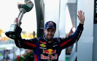 Alonso giương cờ trắng trước Vettel