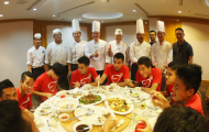 Từ bữa ăn của U19 Việt Nam…