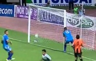 Video: Pha 'kiến tạo' khó đỡ của thủ môn cho tiền đạo đối phương
