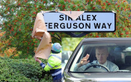 Xe của Moyes chết máy trên đường Sir Alex Ferguson