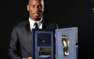 Drogba tươi rói nhận giải 'Bàn chân vàng'