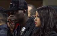 Balotelli ôm eo bồ cổ vũ đồng đội