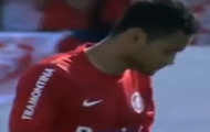 Video: Pha đá phản lưới ngoạn mục của hậu vệ Internacional trong trận đấu với Gremio