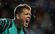 Video: Szczesny lo hát hò quên cả cầm vô-lăng
