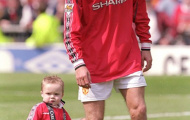 Con trai cả của Beckham dễ thương trong màu áo MU