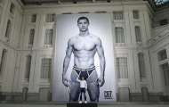 Quảng cáo quá lố, Ronaldo bị cả thành phố Madrid “ném đá”