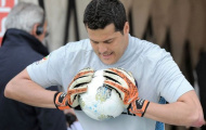 Gomes khuyên Julio Cesar nên sớm rời QPR