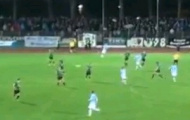 Video: Cầu thủ 1860 Munich phá bóng từ giữa sân bay thẳng vào... lưới đội nhà