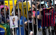 Neymar khốn khổ vì bị fan nữ