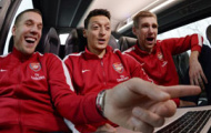 Video: Dàn cầu thủ Arsenal rủ nhau đi lái máy bay