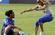 Ronaldinho ủng hộ tình dục trước trận đấu: Không sex có đá vào... mắt!