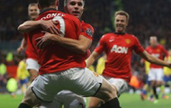 Van Persie đánh đầu hiểm hóc, Man United thắng tối thiểu Arsenal