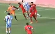 Video: Thủ môn bắt vô-lê 'chổng ngược' ghi bàn đẹp khó tin
