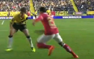 Video: Cầu thủ PSV bật bóng kĩ thuật tại giải Hà Lan