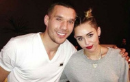 Nghi án Podolski chấn thương, lân la tán tỉnh Miley Cyrus