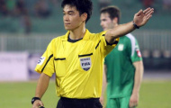 Trọng tài Kim Jong Hyeok cầm còi trận đấu giữa ĐT Việt Nam và ĐT Uzbekistan