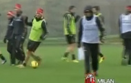 Video: Kaka dùng kĩ thuật 'hạng ruồi' cũng lừa qua được Mexes