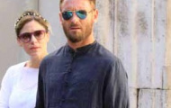Bạn gái De Rossi lấp ló bụng bầu xuống phố