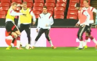 Video: Per Mertesacker biểu diễn kỹ thuật chuyền bóng rabona điêu luyện