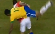 Video: Cầu thủ Brazil cướp bóng hài hước kiểu 'đô vật Mỹ'