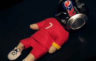 Tẩy chay Pepsi vì dám dùng hình nhân “ám” Ronaldo
