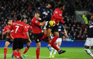 Video: Fellaini 'ăn đòn' ngay trước khi MU mất chiến thắng