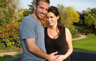 “Vợ hai” của Van der Vaart mang thai bé gái