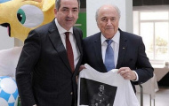 Chủ tịch Blatter bị 'chặn họng' bằng chiếc áo Cris Ronaldo