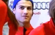 Video: Cristiano Ronaldo liếc mắt chọc gái tại sự kiện của hãng xe Audi