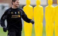 Thủ quân Liverpool bị côn đồ tấn công giữa phố