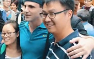 Video: Federer 'giả' làm náo loạn đường phố Trung Quốc