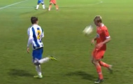 Video: Bị chơi xỏ khi chạy theo đối phương đòi bóng