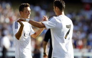 Oezil và Cristiano Ronaldo “tay bắt mặt mừng” tại bảng G World Cup