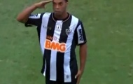 Video: Ronaldinho chào 'kiểu lính' sau khi ghi bàn đá phạt đẹp mắt