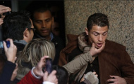 Ronaldo bị “tấn công” ngoài bảo tàng
