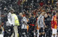 Chùm ảnh: Bão tuyết 'phá' trận đấu giữa Galatasaray và Juventus