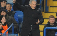 Mourinho bị CĐV 'tấn công' bằng bút laser