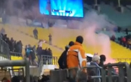 Video: Fan Zenit phá rào, ném pháo, làm loạn tại Champions League