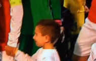 Video: Cậu bé mascot khóc như mưa khi nắm tay Arteta